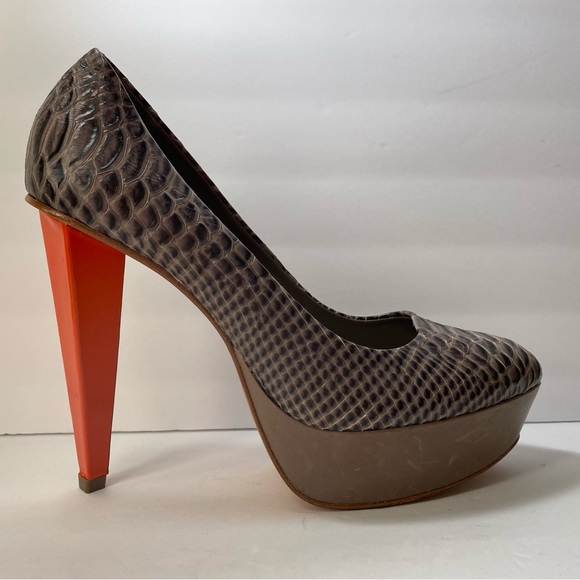 BCBGmaxazria snake embossed pumps heels grey orange 10 - Picture 2 of 12
